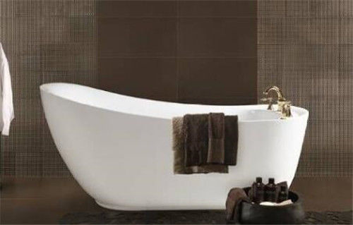 Porcellana Dimensione acrilica 1700*750*760mm della vasca di massaggio di forma ovale con il rubinetto della doccia dell'oro fornitore