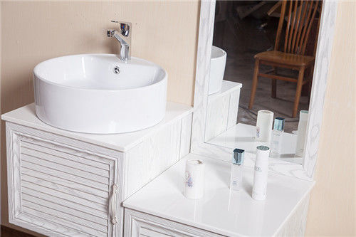 I lavandini alla moda pratici del bagno e la vanità/parete montano l'infiammabilità bassa del lavandino di vanità fornitore